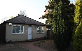 Cosy 3-Bed Bungalow Nec Airport Close To Amenities